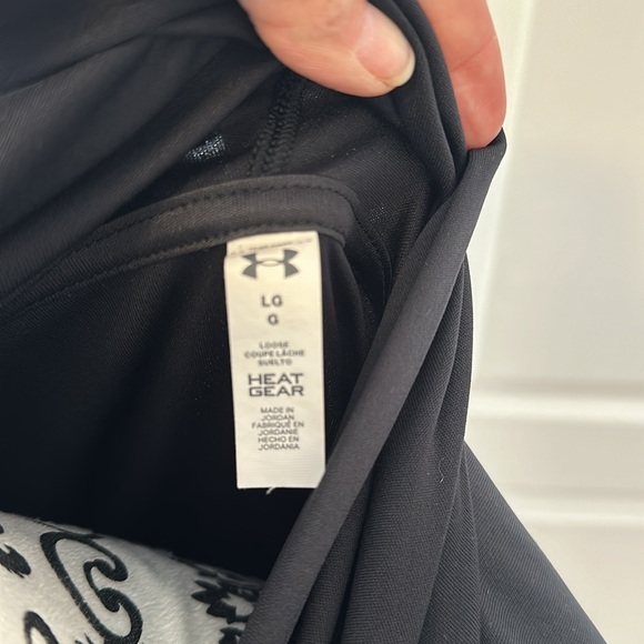 Black Under Armour Heat Gear hooded long sleeve shirt pullover with thumb holes - Picture 3 of 5